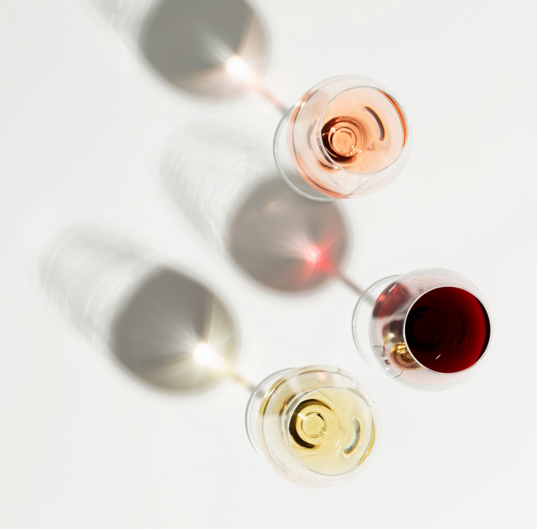 Drei Gläser mit Weißwein, Rosewein und Rotwein