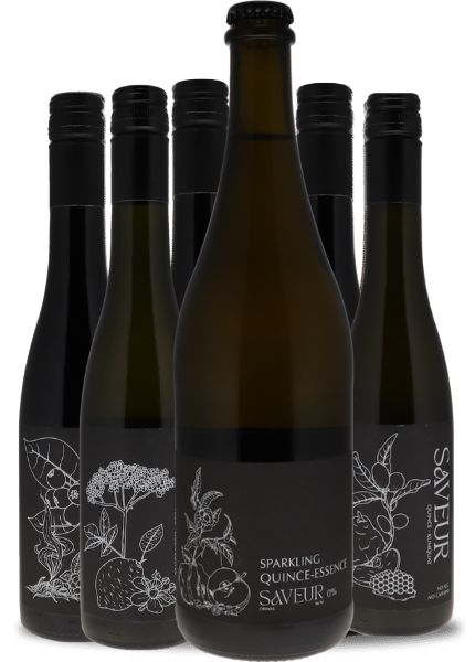 Das Saveur Drinks Menü-Set steht für eine neue Art des Genusses: premium alkoholfreie Drinks, die speziell dafür entwickelt wurden, ein mehrgängiges Menü stilvoll und harmonisch zu begleiten. Inspiriert von der Welt der Spitzengastronomie vereint dieses Set komplexe Aromen, feine Säurestrukturen und kulinarische Tiefe – ganz ohne Alkohol. Auf dem Produktbild präsentiert sich das Menü-Set als elegante Auswahl verschiedener Saveur Drinks Sorten, perfekt abgestimmt auf Aperitif, Vorspeise, Zwischengang, Hauptgang und Dessert. Jede Flasche repräsentiert eine eigene Geschmackswelt und wurde mit Blick auf Foodpairing und Menüstruktur komponiert. Sparkling Quince Essence eignet sich ideal als Aperitif und zu leichten Snacks. Yuzu–Elderflower begleitet Vorspeisen mit frischen, zarten Aromen wie Meeresfrüchten oder Gemüse. Apricot–Salty Lemon ergänzt Zwischengänge wie Pasta oder feinen Fisch. Für intensive Hauptgänge mit Röstaromen überzeugt Lapsang–Blackberry mit Tiefe, Struktur und Rauchigkeit. Den perfekten Abschluss bildet Quince–Kumquat, eine elegante Balance aus Frucht und Zitrus, ideal zu Desserts wie Schokoladensoufflé oder Crème brûlée.