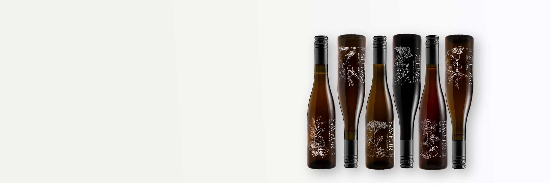 Saveur Drinks Weinflaschen auf weißem Hintergrund von oben fotografiert