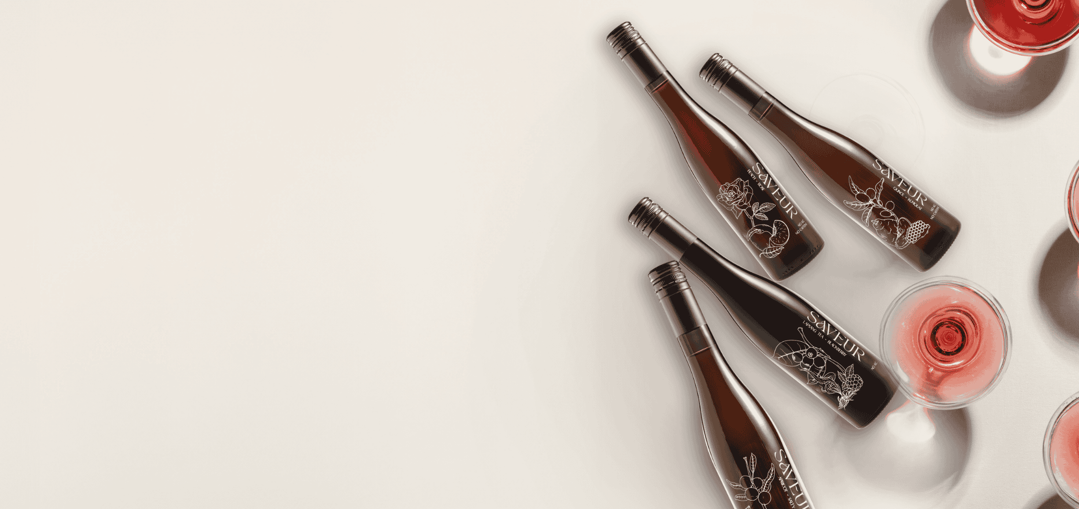 Saveur Drinks Weinflaschen und Weingläser auf weißem Hintergrund von oben fotografiert