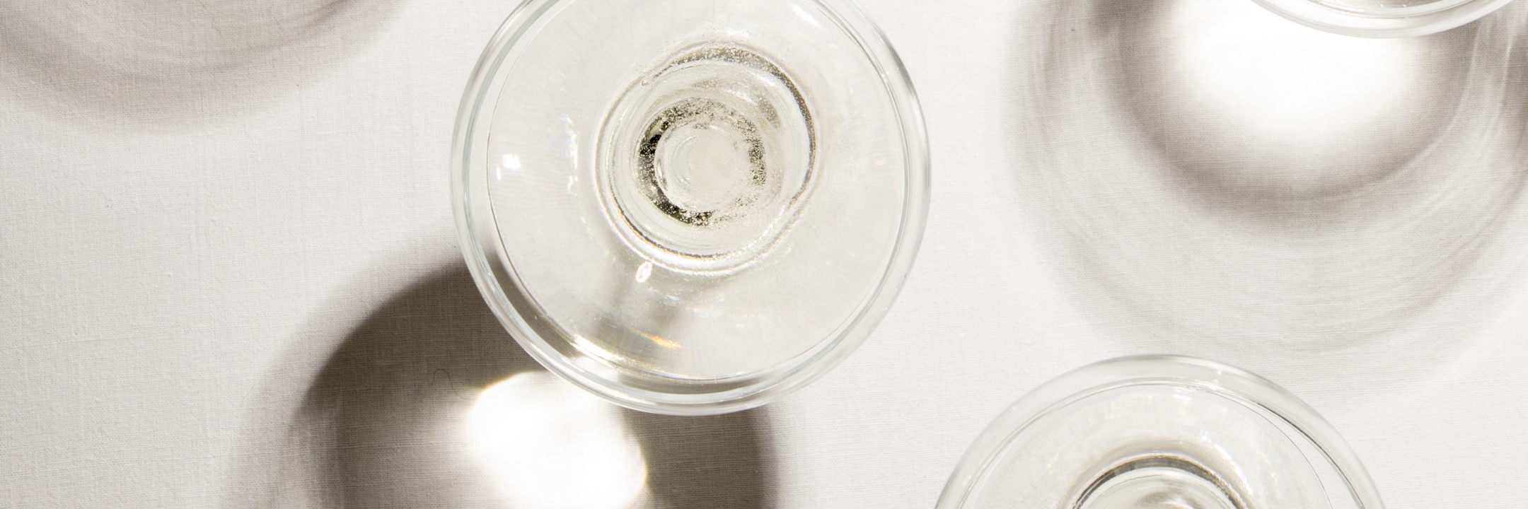 Weißweingläser von oben in Nahaufnahme